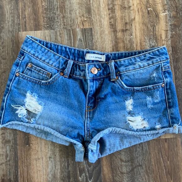 Denim Pimkie Cutoff Denim Distressed Shorts Size 6 - Picture 1 of 7